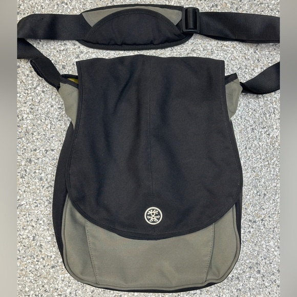 Crumpler “ The Luncheon” Laptop Messenger Bag - Picture 1 of 8